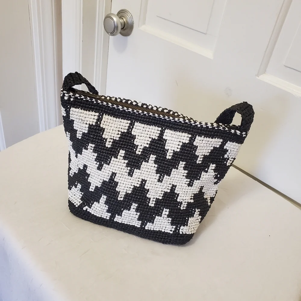 CHIKUMBUSO Black & White Crossbody Bag